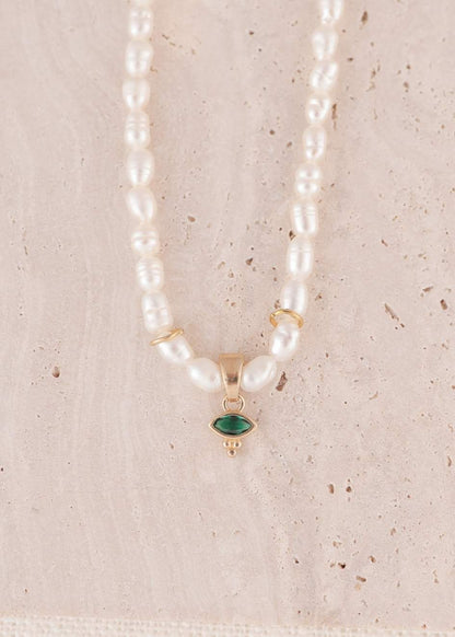 שרשרת פנינת הנהר של הדס קוקה תכשיטים – שרשרת פנינים טבעיות עם תליון עין זהב ואבן ירוקה