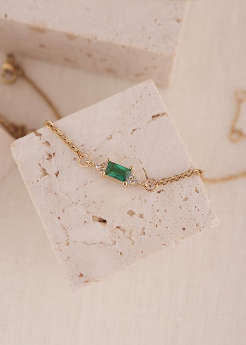 "צמיד זוהר של הדס קוקה תכשיטים – צמיד עדין ואלגנטי עם זרקון ירוק, שמוסיף ניצוץ וזוהר אישי לכל לוק."