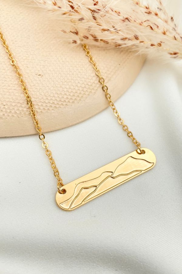 שרשרת מלבנית מעוצבת עם תליון מעוגל וחריטת הרים, מצופה זהב 24 קראט, היפו-אלרגית וללא ניקל, מושלמת לבד או בשכבות עם שרשראות נוספות