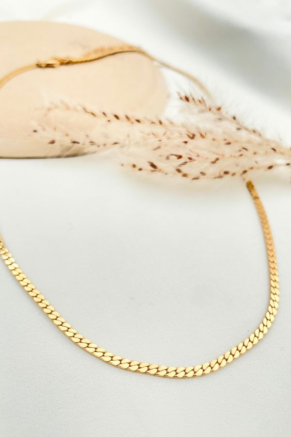 שרשרת חוליות שטוחה ומרשימה, מצופה זהב 24 קראט, היפו-אלרגית וללא ניקל, מושלמת לבד או לשכבות עם שרשראות נוספות.