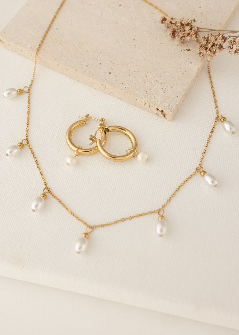 סט קרן אור של הדס תכשיטים של שרשרת עדינה עם חרוזים דמויי פנינים משתלשלות וזוג עגילי חישוק עם פנינה טבעית, בעיצוב אלגנטי והרמוני