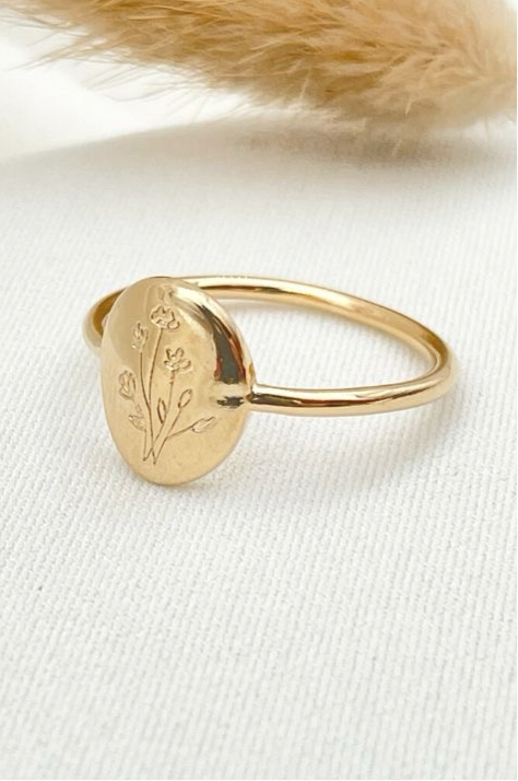 טבעת פריחה בהשראת הטבע עם חריטת פרח מדברי עדינה, תכשיט נשי ורך שמעניק מראה עדין ואלגנטי ליד, מושלם ליומיום או לשילוב עם טבעות נוספות.