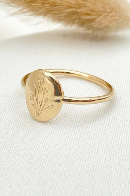 טבעת פריחה בהשראת הטבע עם חריטת פרח מדברי עדינה, תכשיט נשי ורך שמעניק מראה עדין ואלגנטי ליד, מושלם ליומיום או לשילוב עם טבעות נוספות.