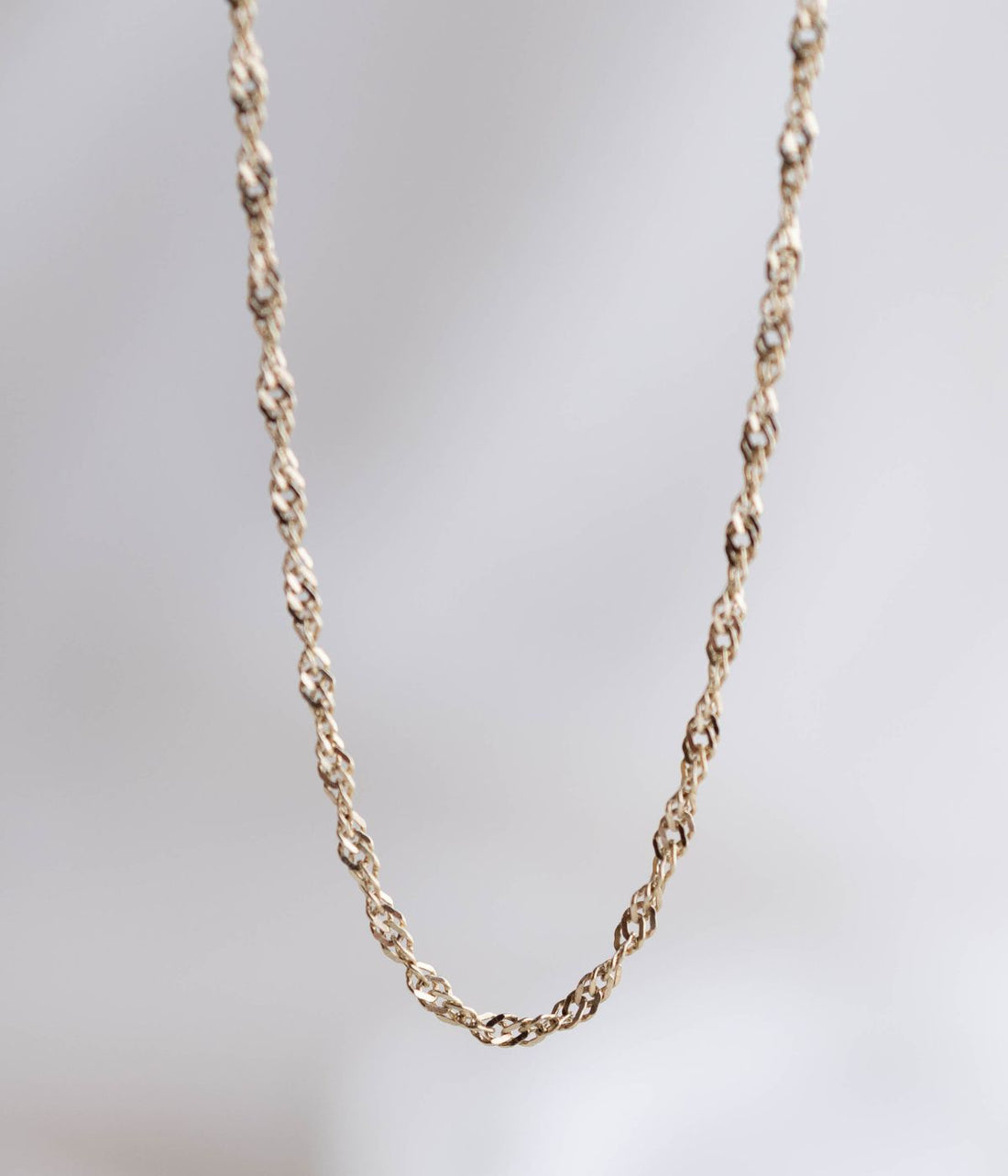 שרשרת זהב 14K עדינה עם חוליות משתלבות בתנועת סיבוב, שרשרת בסיס אלגנטית לנשים בעיצוב קלאסי