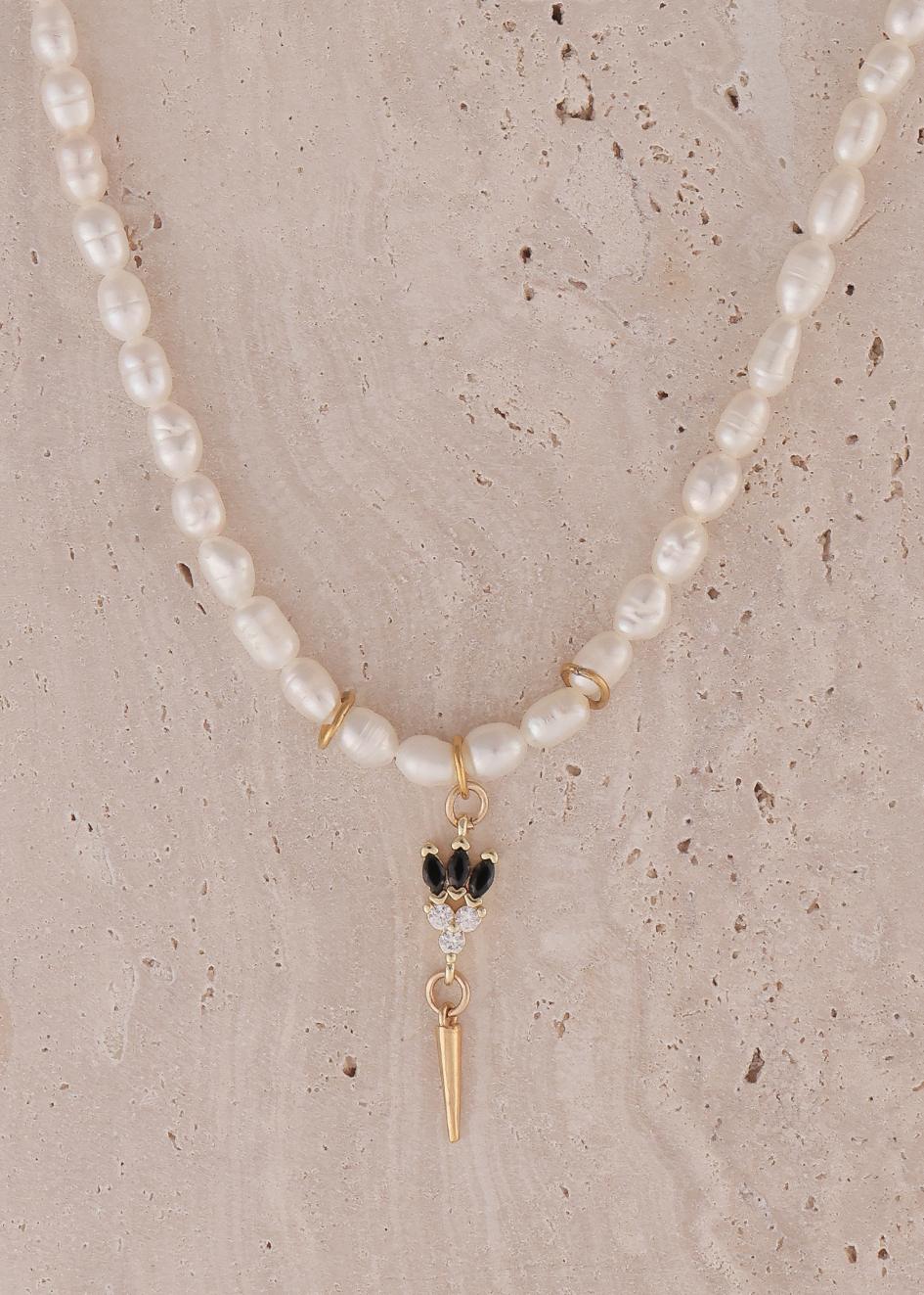 "שרשרת פניני הלוטוס של הדס קוקה תכשיטים – שרשרת פנינים טבעיות עם סוגרי זהב על רקע בהיר."