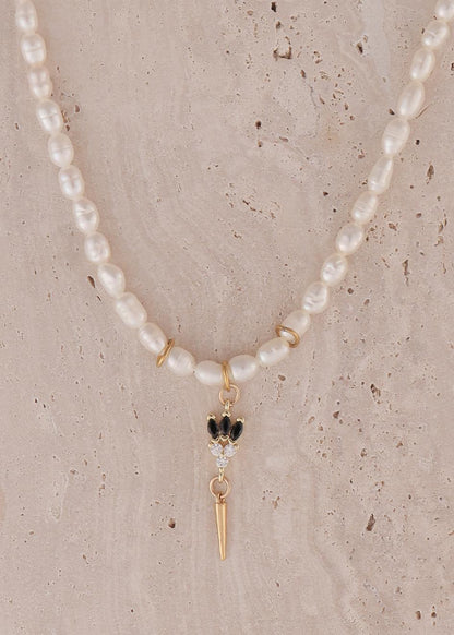 "שרשרת פניני הלוטוס של הדס קוקה תכשיטים – שרשרת פנינים טבעיות עם סוגרי זהב על רקע בהיר."