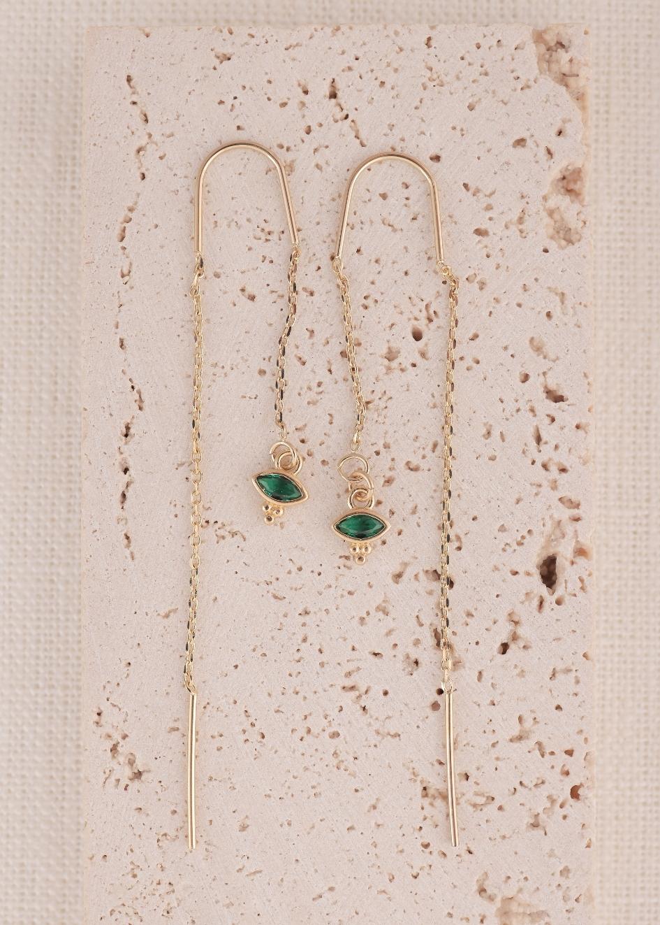 עגילי טולי של הדס קוקה תכשיטים – עגילי שרוך עדינים עם זרקונים צבעוניים, בעיצוב מינימליסטי ואופנתי המוסיף טאץ&