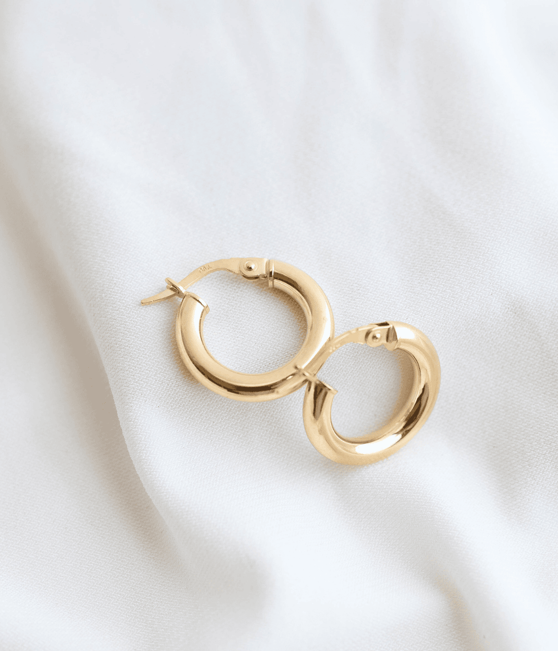 עגילי חישוק זהב 14K, קלאסיים ויוקרתיים, בעובי 3 מ"מ ובקוטר 16 מ"מ, תכשיט נשי ואלגנטי לכל יום.