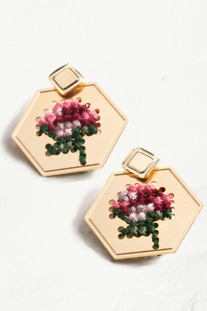 עגיל רקום בעבודת יד עם דוגמת איקסים מצופה זהב 24K, בעיצוב מודולרי עם שתי אופציות לענידה, גאומטרי ואומנותי.