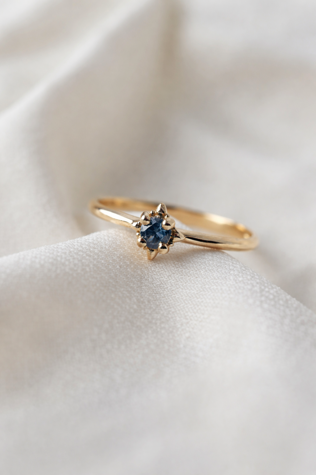 טבעת זהב עדינה עם אבן בלו טופז לונדון בגוון כחול עמוק.