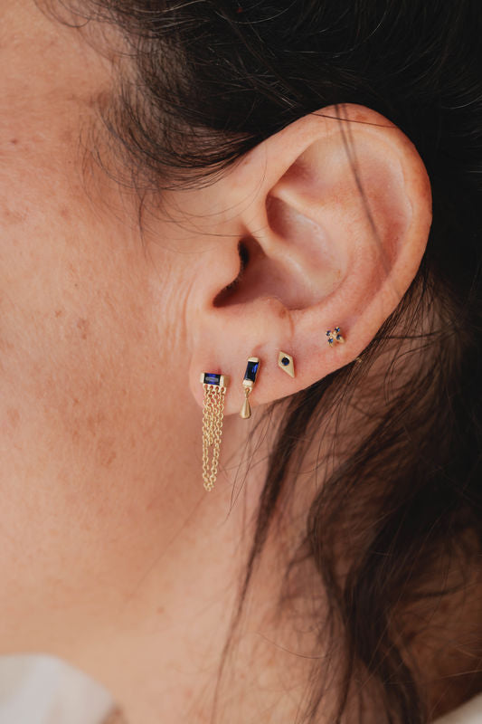 סט עגילי זהב עם אבני ספיר בעיצובים שונים ליצירת שילובים אלגנטיים ומודרניים