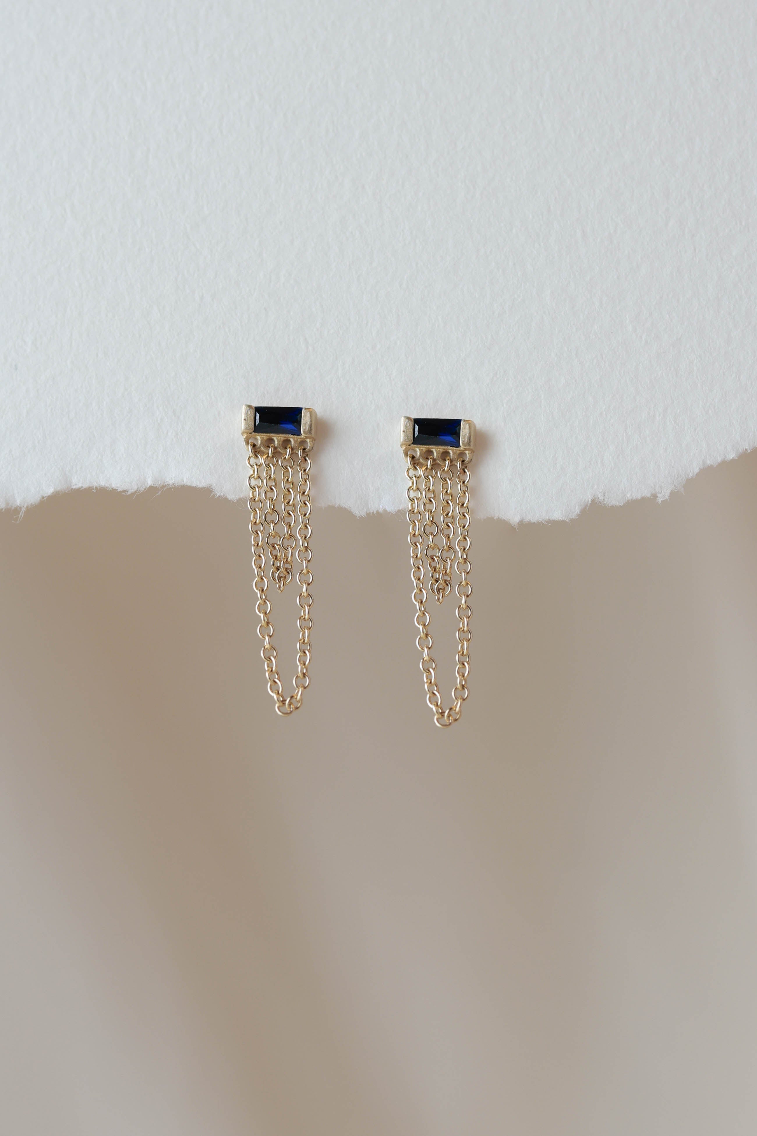 עגיל אליאן זהב עם ספיר כחול מרובע ושרשראות נעות ליצירת הופעה אלגנטית ונשית