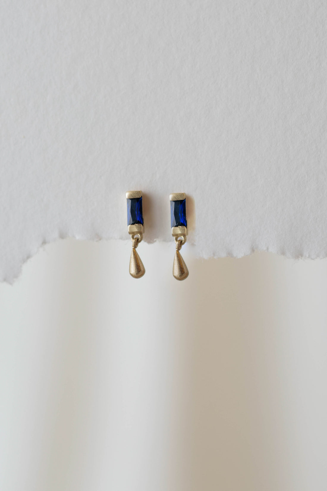 עגיל זהב עם ספיר כחול מרובע וטיפה נופלת ליצירת הופעה אלגנטית ונשית