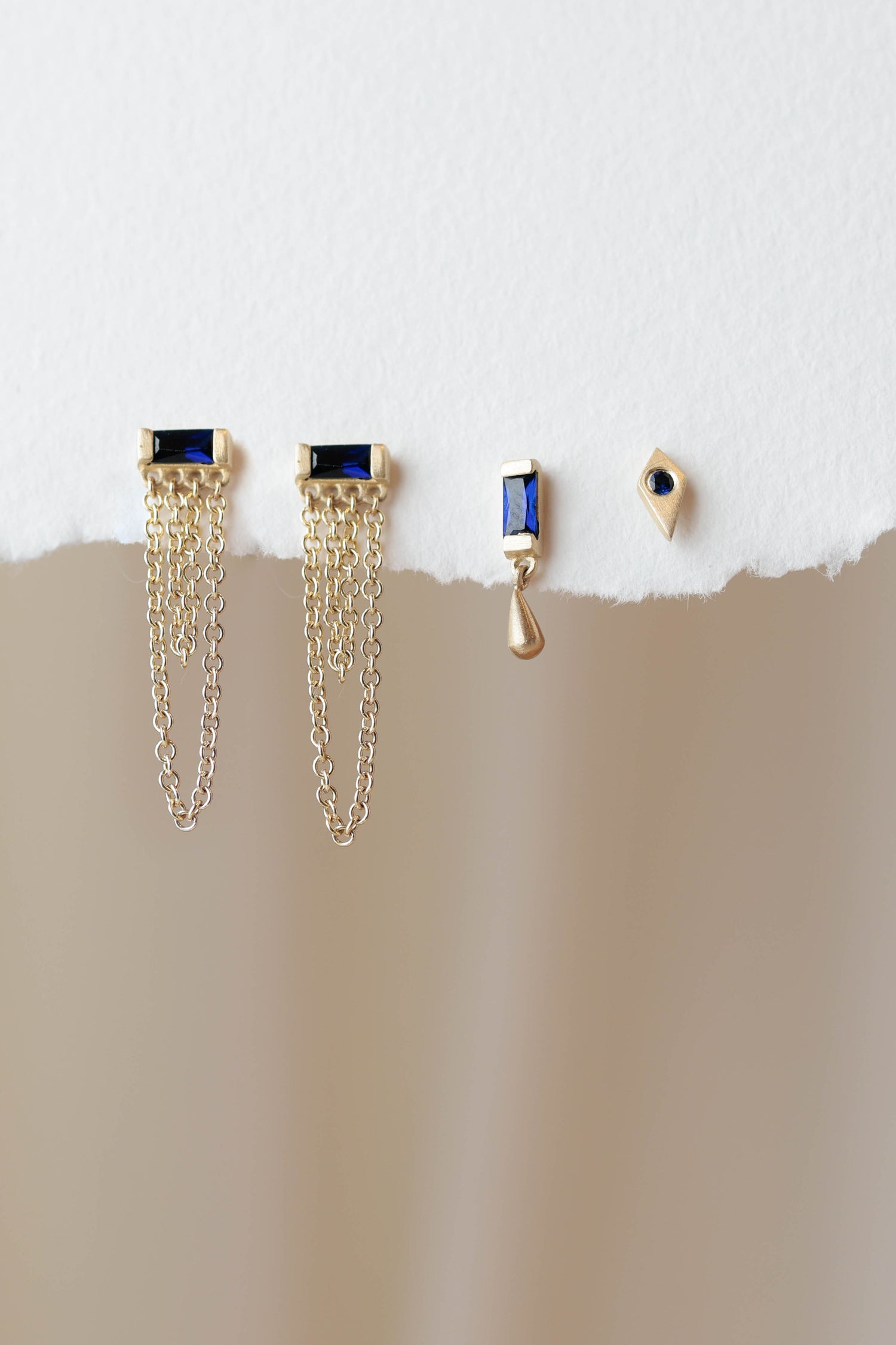 סט עגילי זהב עם אבני ספיר בעיצובים שונים ליצירת שילובים אלגנטיים ומודרניים