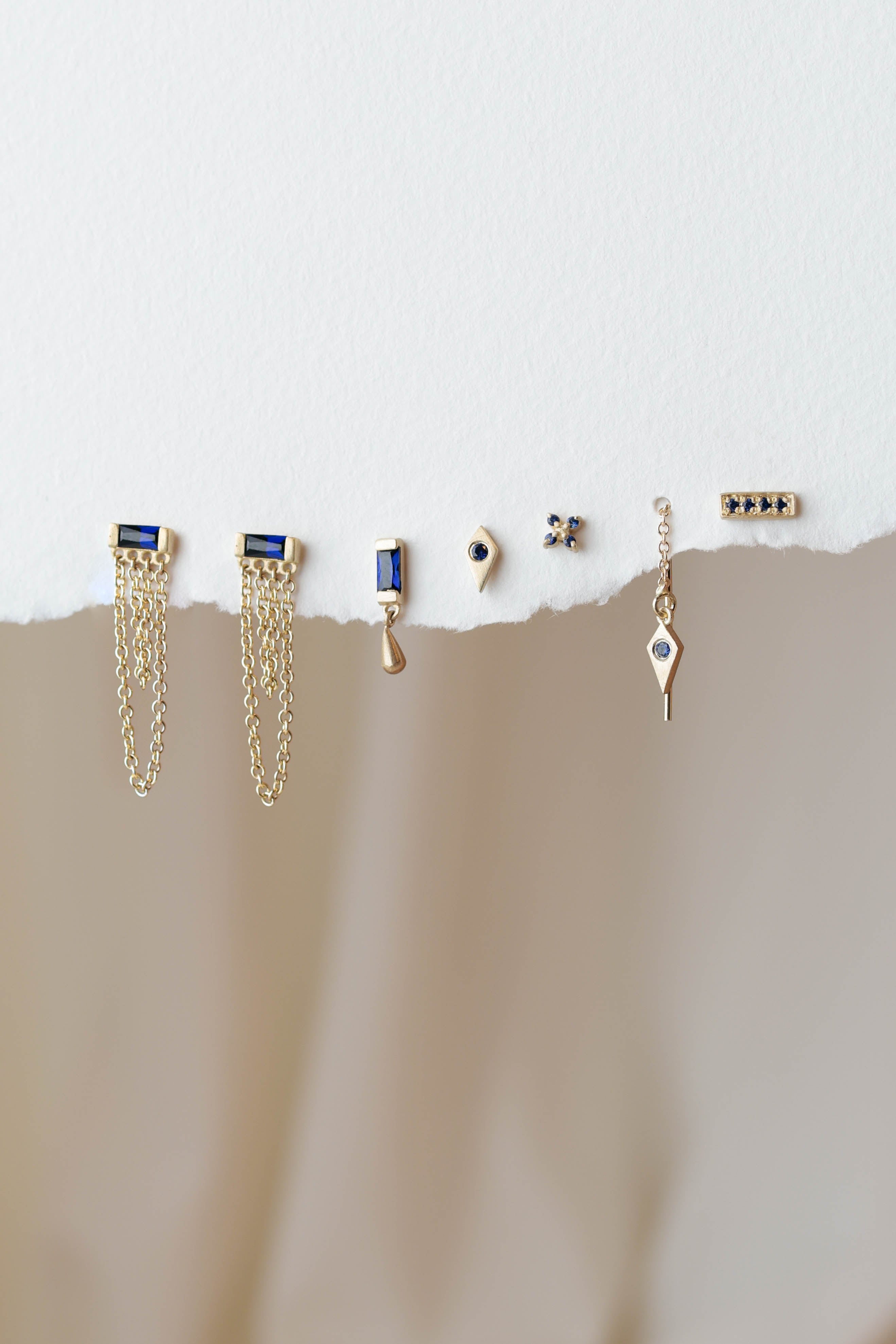 סט עגילי זהב עם אבני ספיר בעיצובים שונים ליצירת שילובים אלגנטיים ומודרניים