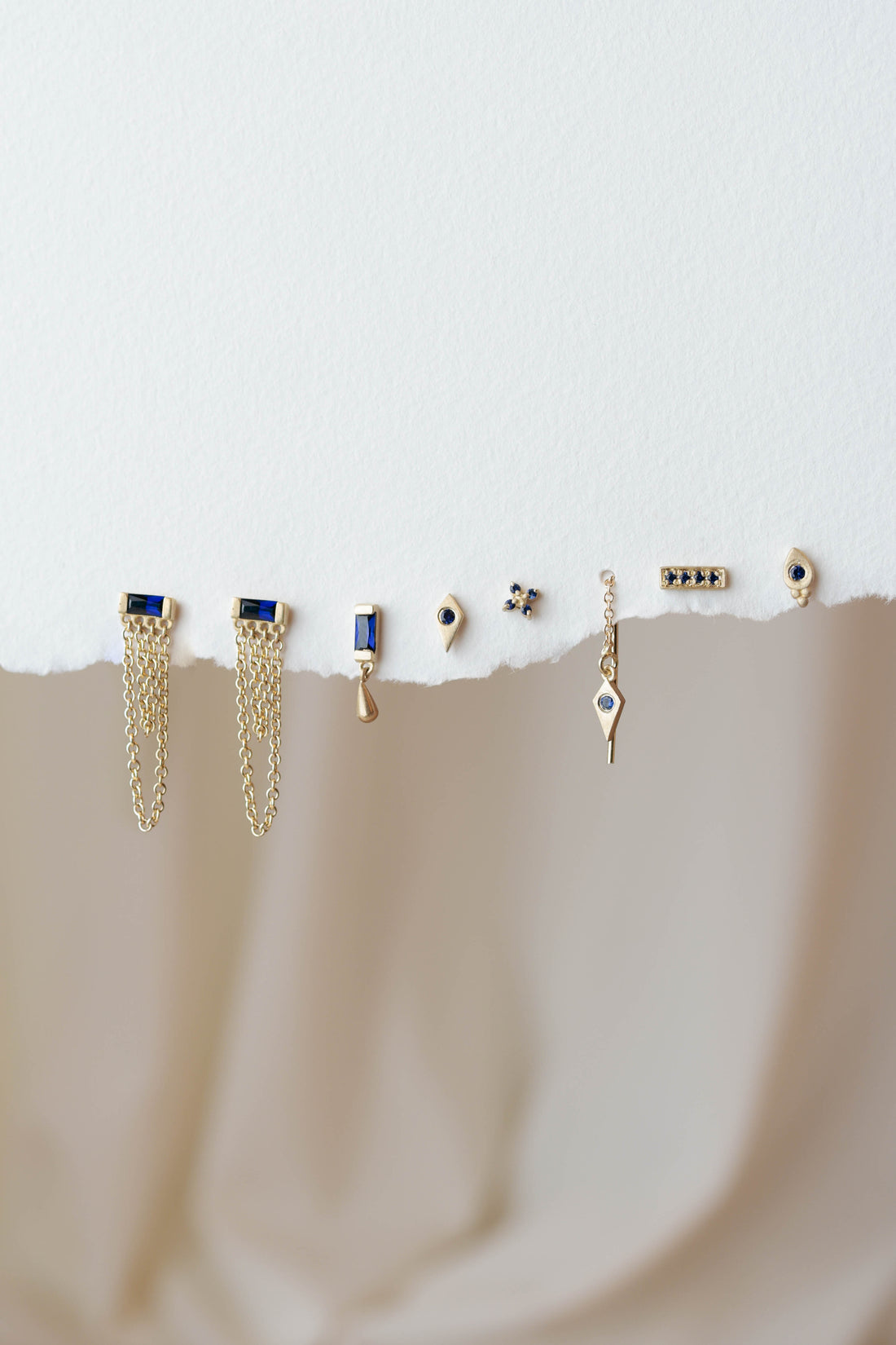 סט עגילי זהב עם אבני ספיר בעיצובים שונים ליצירת שילובים אלגנטיים ומודרניים