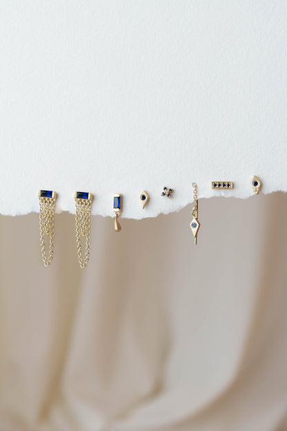 סט עגילי זהב עם אבני ספיר בעיצובים שונים ליצירת שילובים אלגנטיים ומודרניים