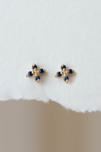 עגיל סלינה זהב עדין עם אבני ספיר בצורת פרח ליצירת מראה נשי ורך