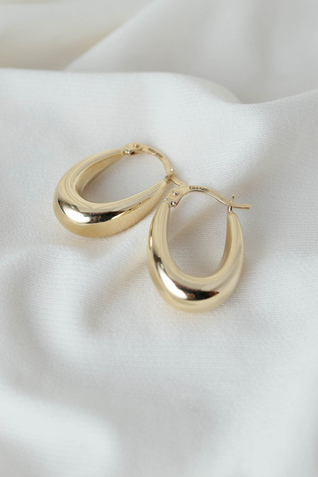 עגילי חישוק קטנים מזהב 14K בעיצוב אליפטי מוארך ועבה