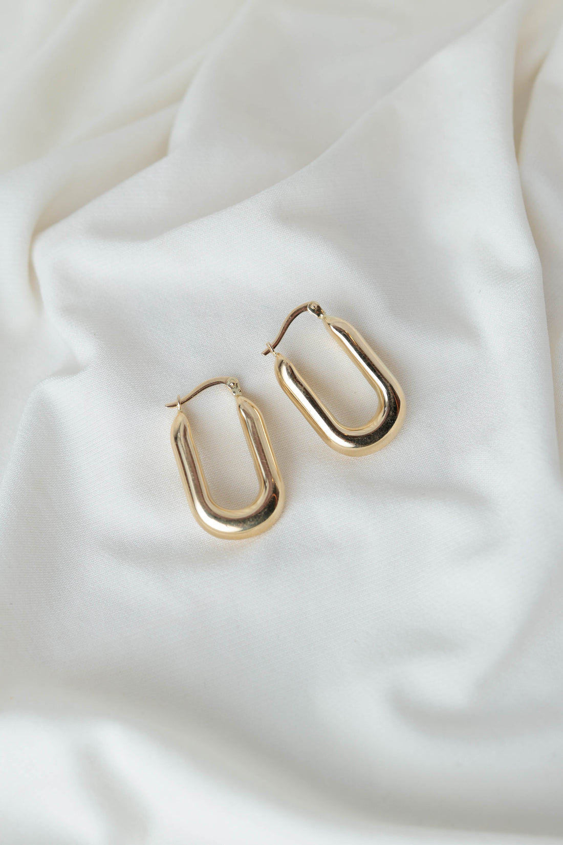 עגילי חישוק בינוניים מזהב 14K בצורת מלבן מעוגל