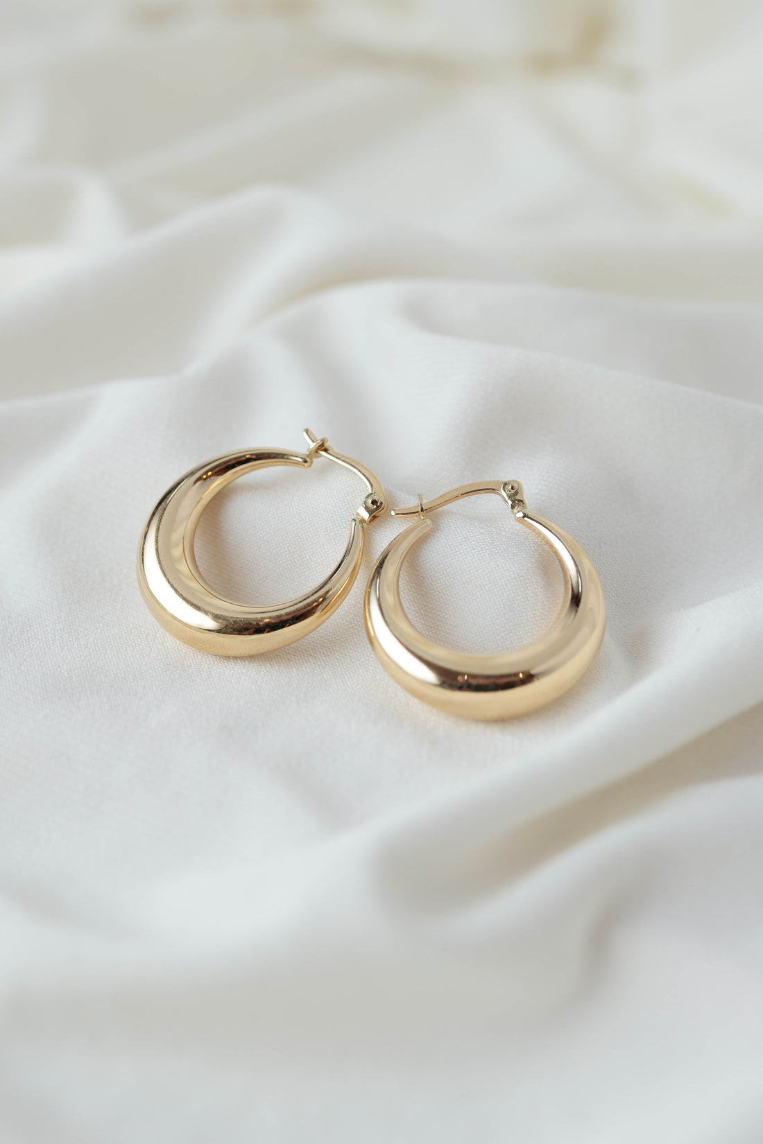 עגילי חישוק זהב 14K בעיצוב קלאסי עם עובי עדין במרכז