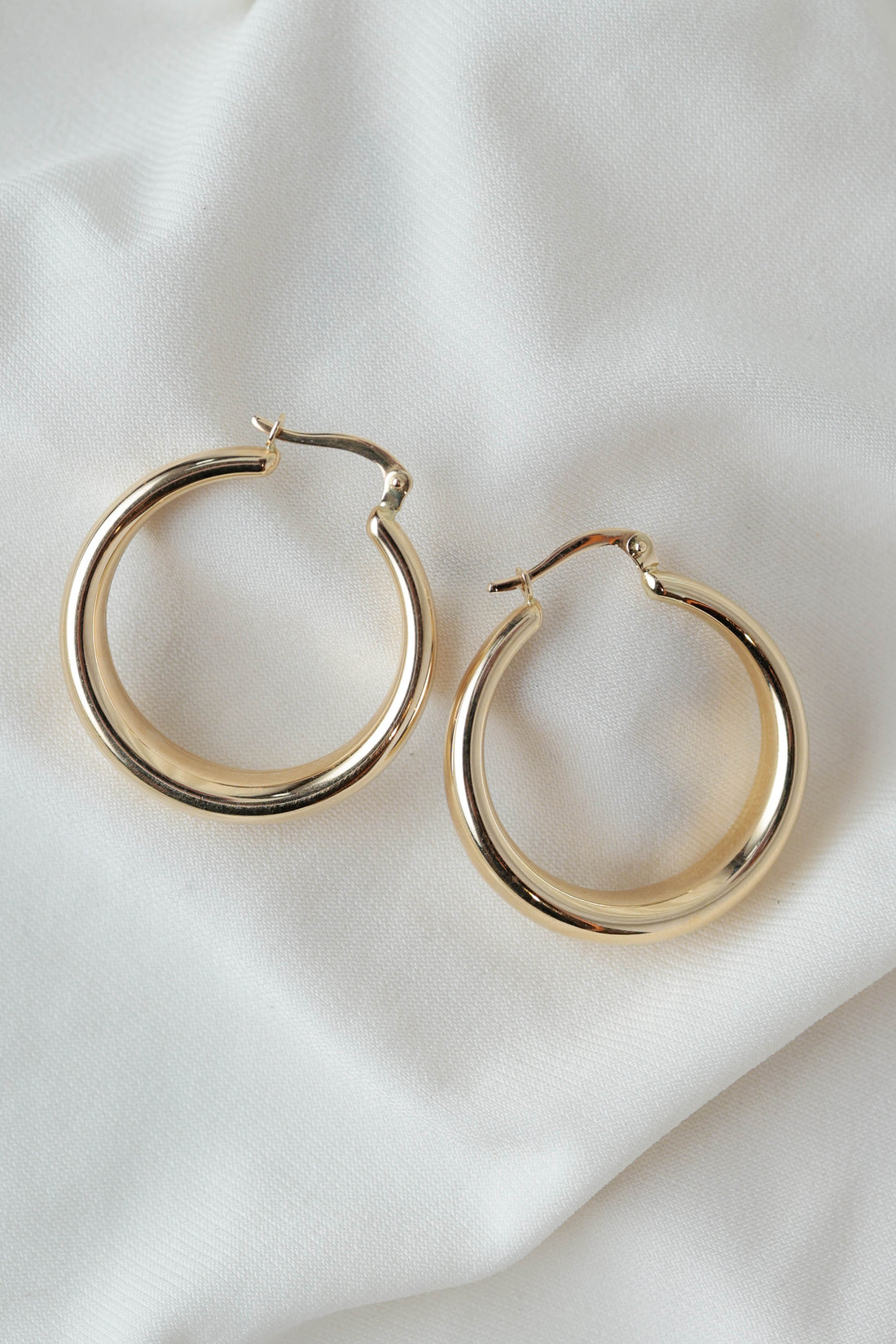 עגילי חישוק גדולים מזהב 14K בעיצוב קלאסי ונקי