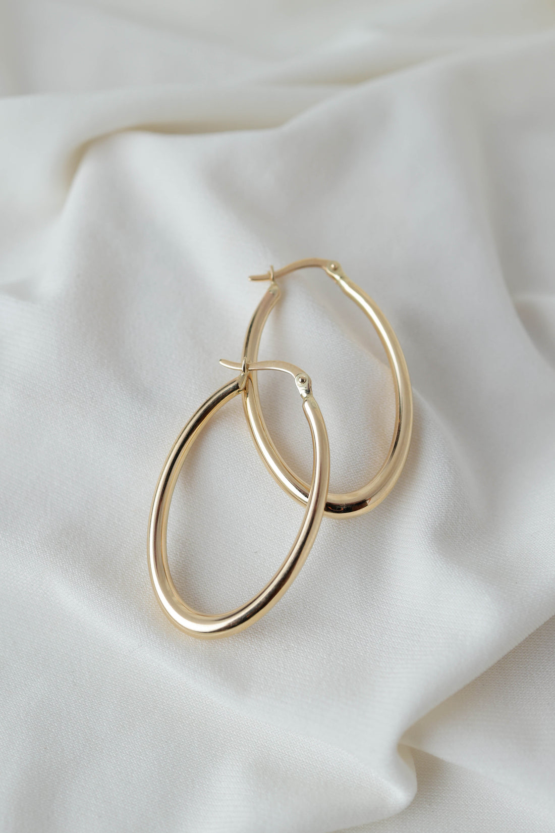 עגילי חישוק אליפטיים מזהב 14K בעיצוב מוארך