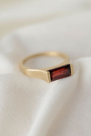 טבעת זרת זהב 14K בגימור מוברש מט עם אבן גרנט אדומה בחיתוך מלבני