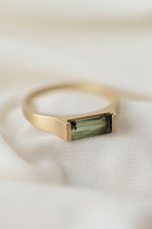טבעת זהב מוברשת עם אבן טורמלין ירוקה בעיצוב עדין