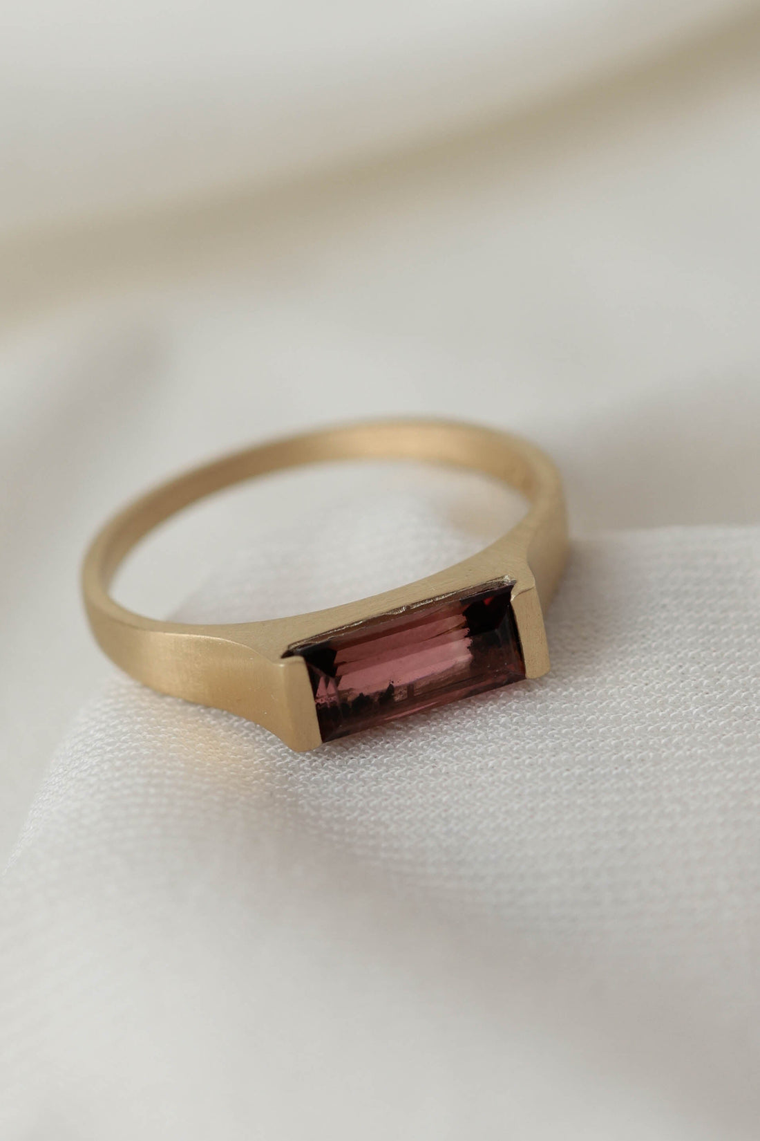 טבעת זהב 14K בגימור מוברש מט עם אבן טורמלין ורודה בחיתוך מלבני