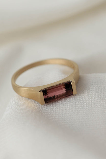 טבעת זהב 14K בגימור מוברש מט עם אבן טורמלין ורודה בחיתוך מלבני