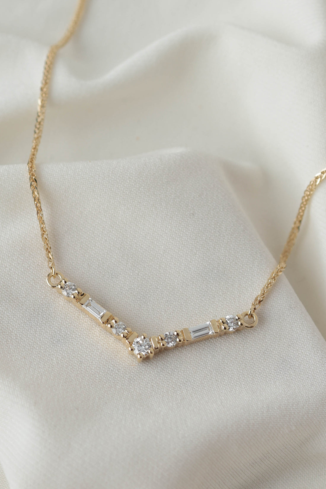 שרשרת זהב 14K עם תליון יהלומים עדין בקו אלגנטי