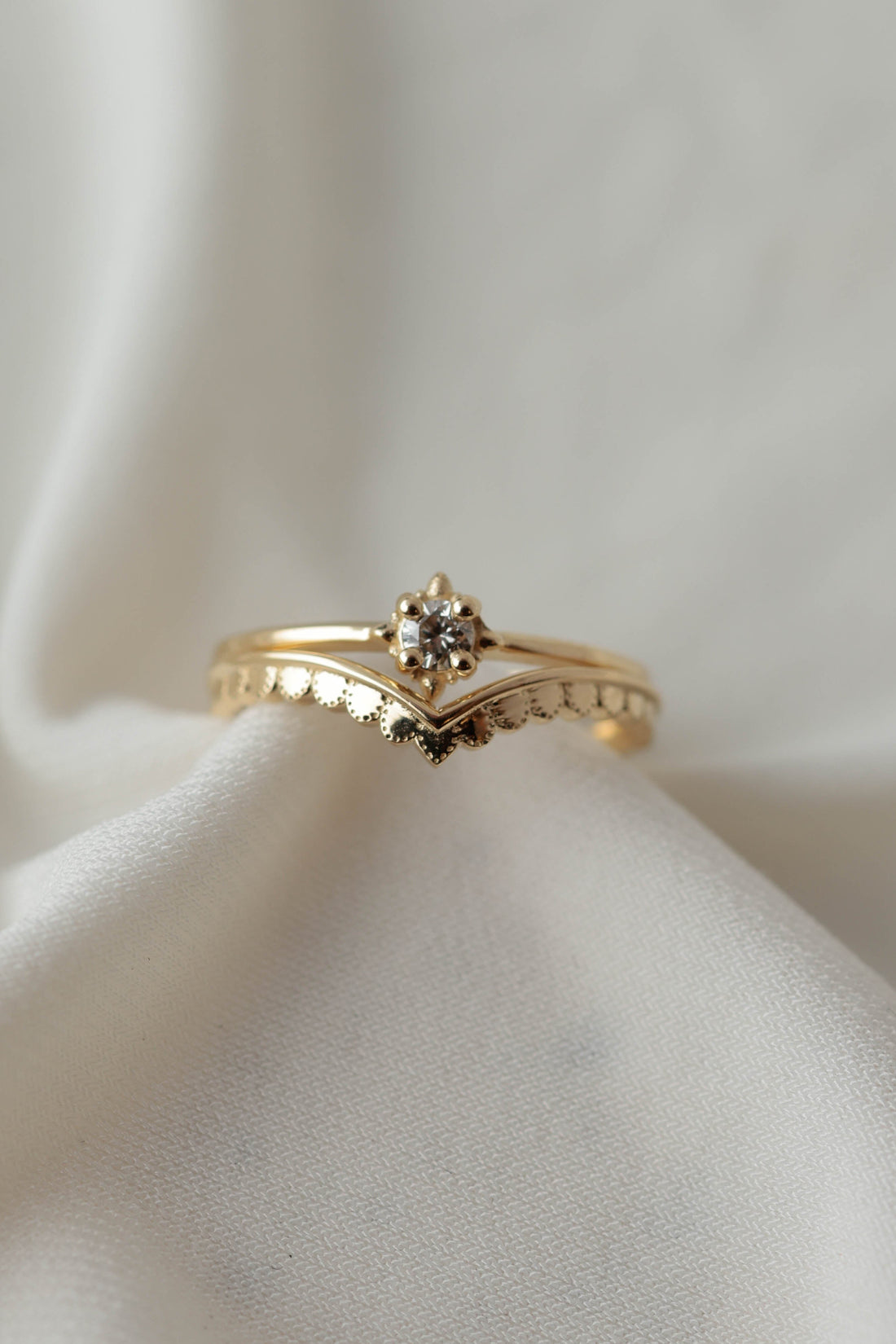 סט טבעות זהב עם טבעת יהלום מרכזית וטבעת משלימה בעיצוב זוויתי עדין