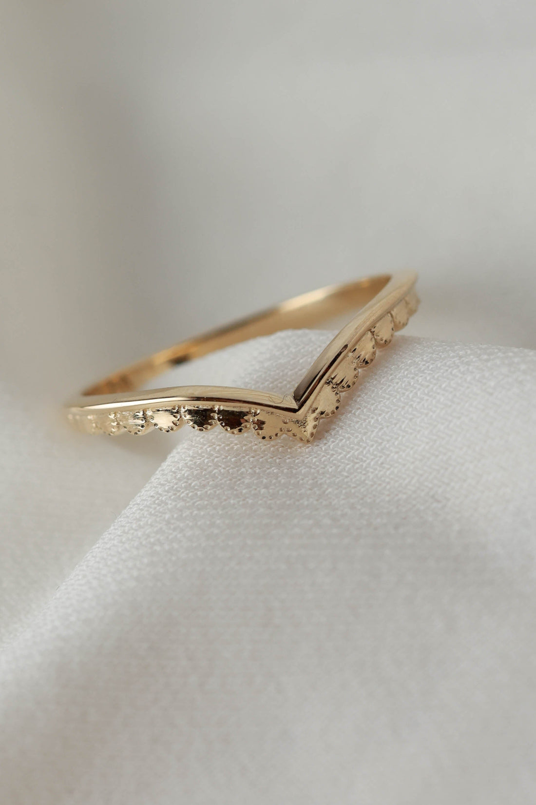 טבעת זהב 14K בעיצוב זוויתי עם דוגמה עדינה