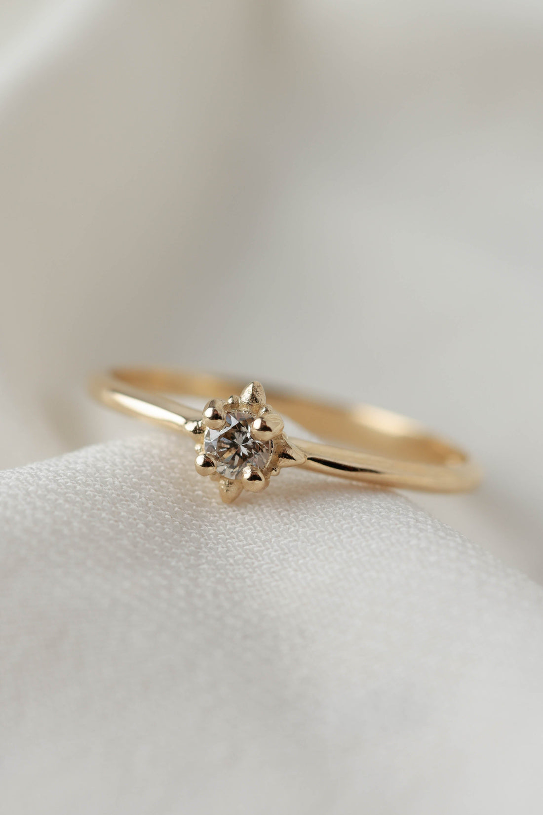 טבעת זהב 14K עם יהלום מרכזי עדין