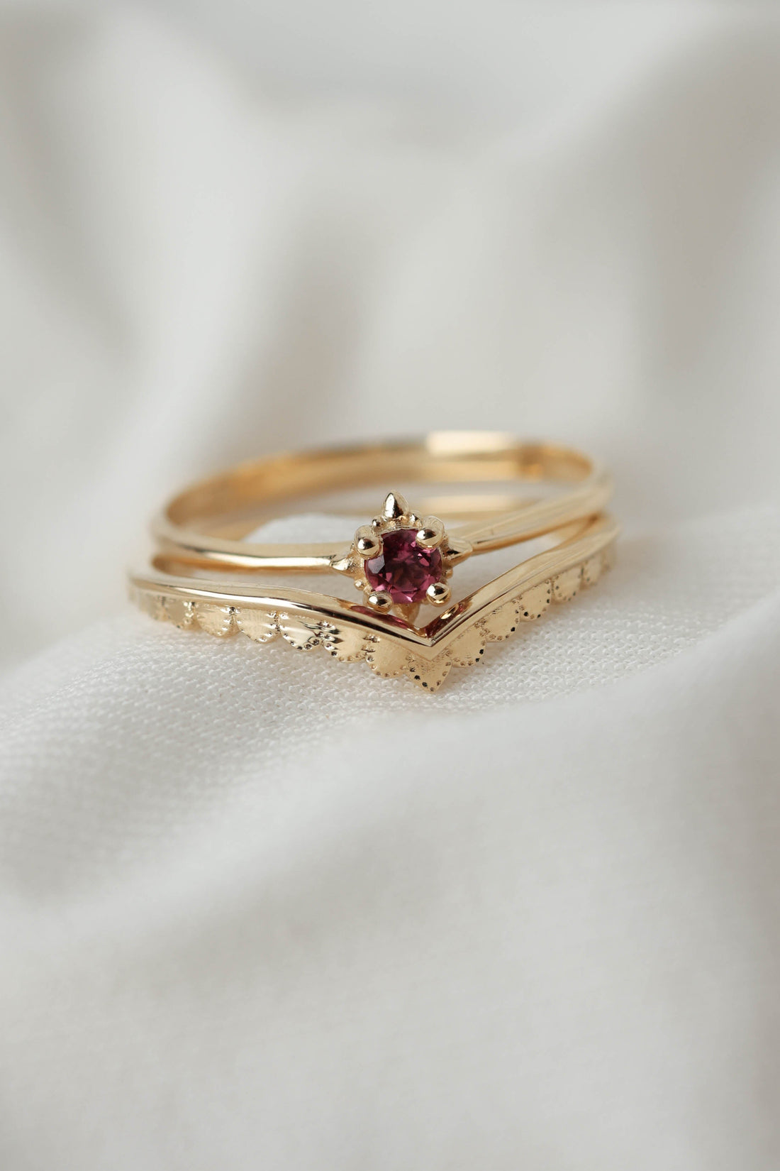 סט טבעות זהב עם אבן חן טורמלין ורוד מרכזית וטבעת משלימה בעיצוב עדין