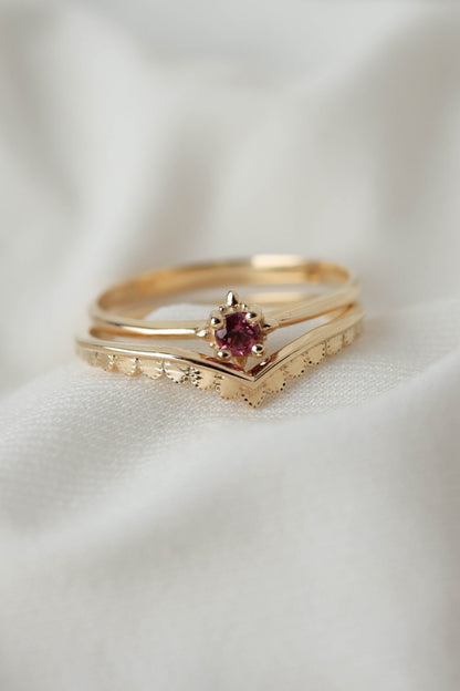 סט טבעות זהב עם אבן חן טורמלין ורוד מרכזית וטבעת משלימה בעיצוב עדין