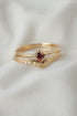 סט טבעות זהב עם אבן חן טורמלין ורוד מרכזית וטבעת משלימה בעיצוב עדין