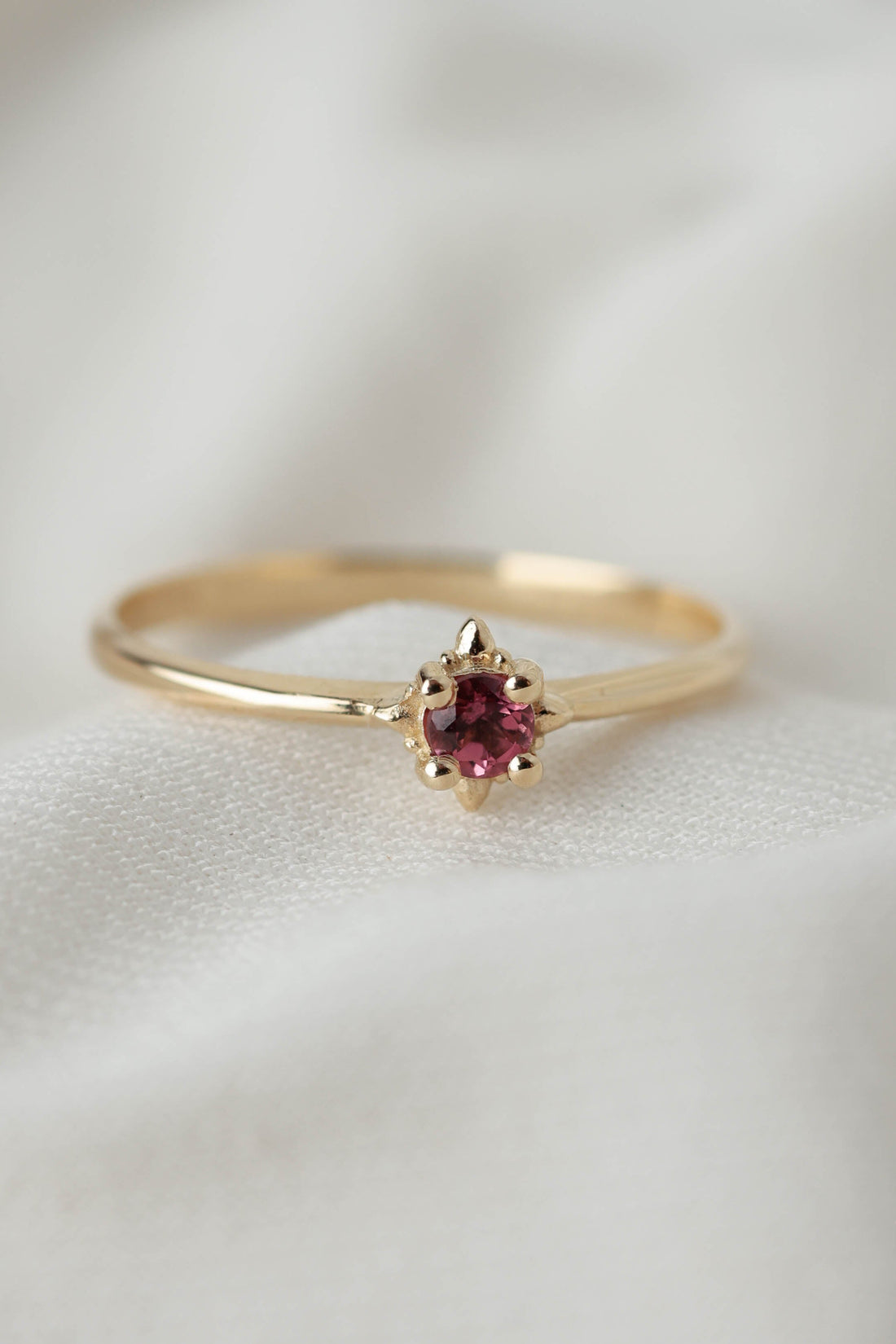 טבעת זהב 14K עדינה עם אבן טורמלין ורודה עגולה