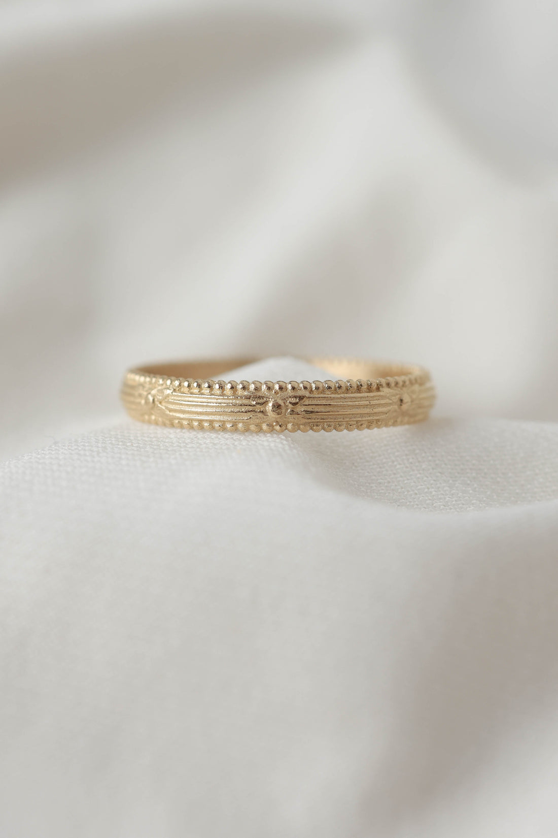 טבעת זהב עדינה עם טקסטורה ייחודית ונוכחות רכה