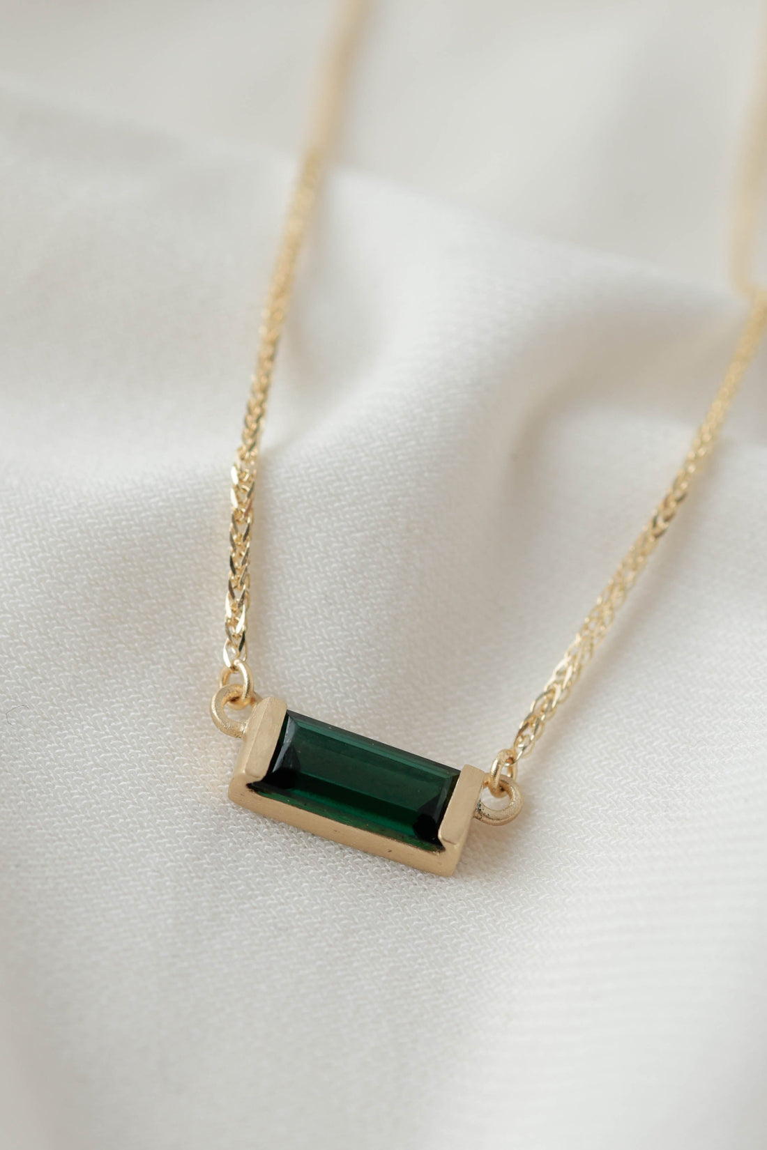 שרשרת זהב עדינה עם תליון ואבן טורמלין ירוקה בחיתוך מלבני.