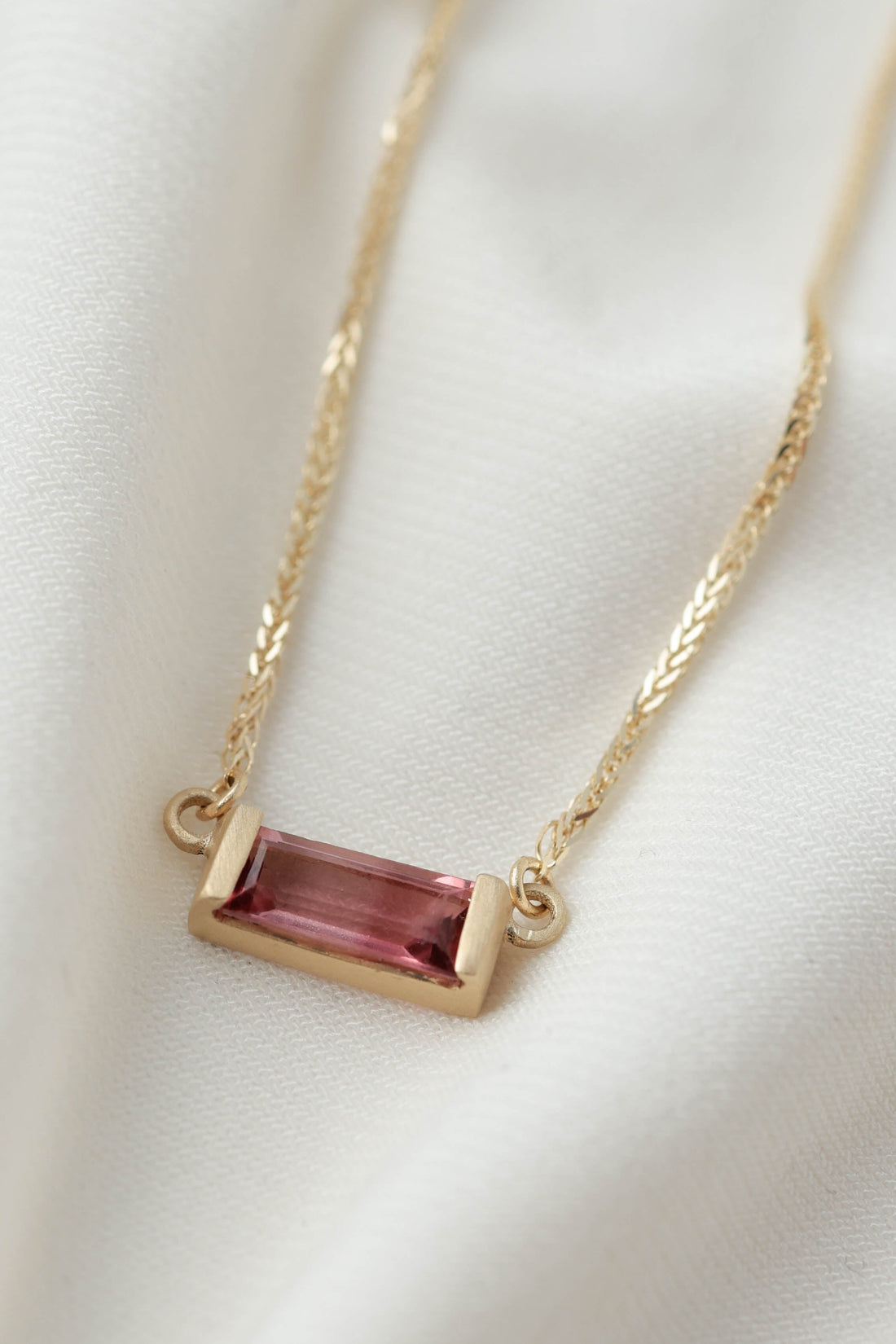 שרשרת זהב עדינה עם תליון ואבן טורמלין ורודה בחיתוך מלבני.