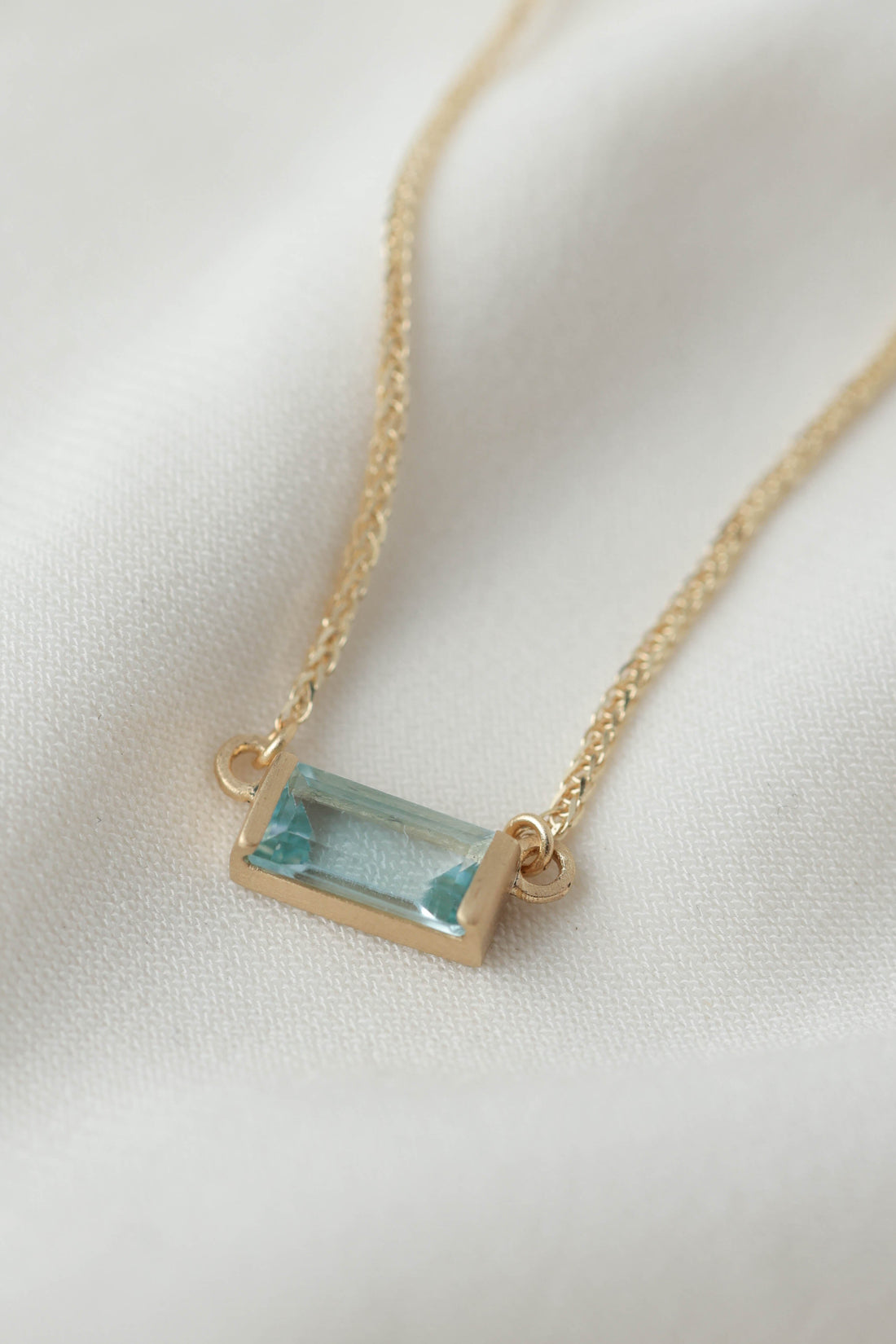 שרשרת זהב 14K עם תליון ואבן טופז סקיי כחולה בחיתוך מלבני