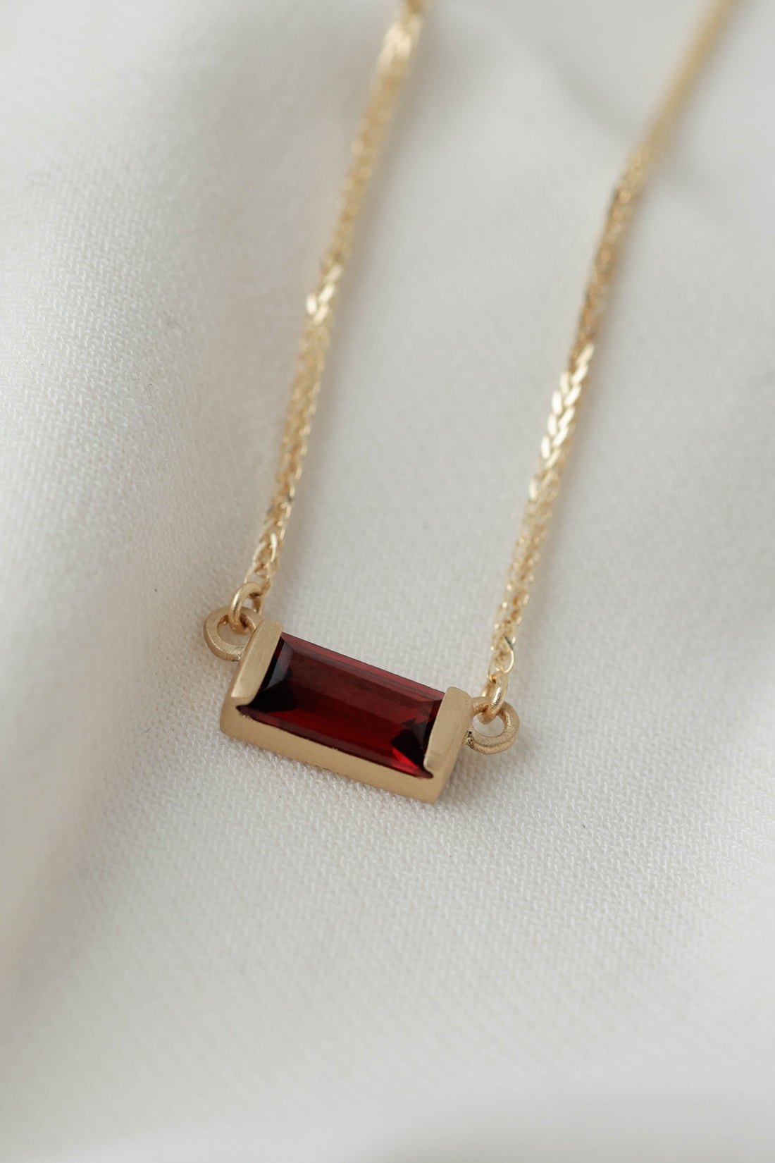 שרשרת זהב 14K עם תליון ואבן גרנט אדומה בחיתוך מלבני
