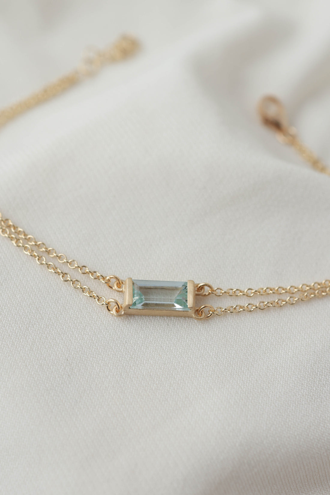 צמיד זהב 14K עם אבן טופז סקיי כחולה בחיתוך מלבני