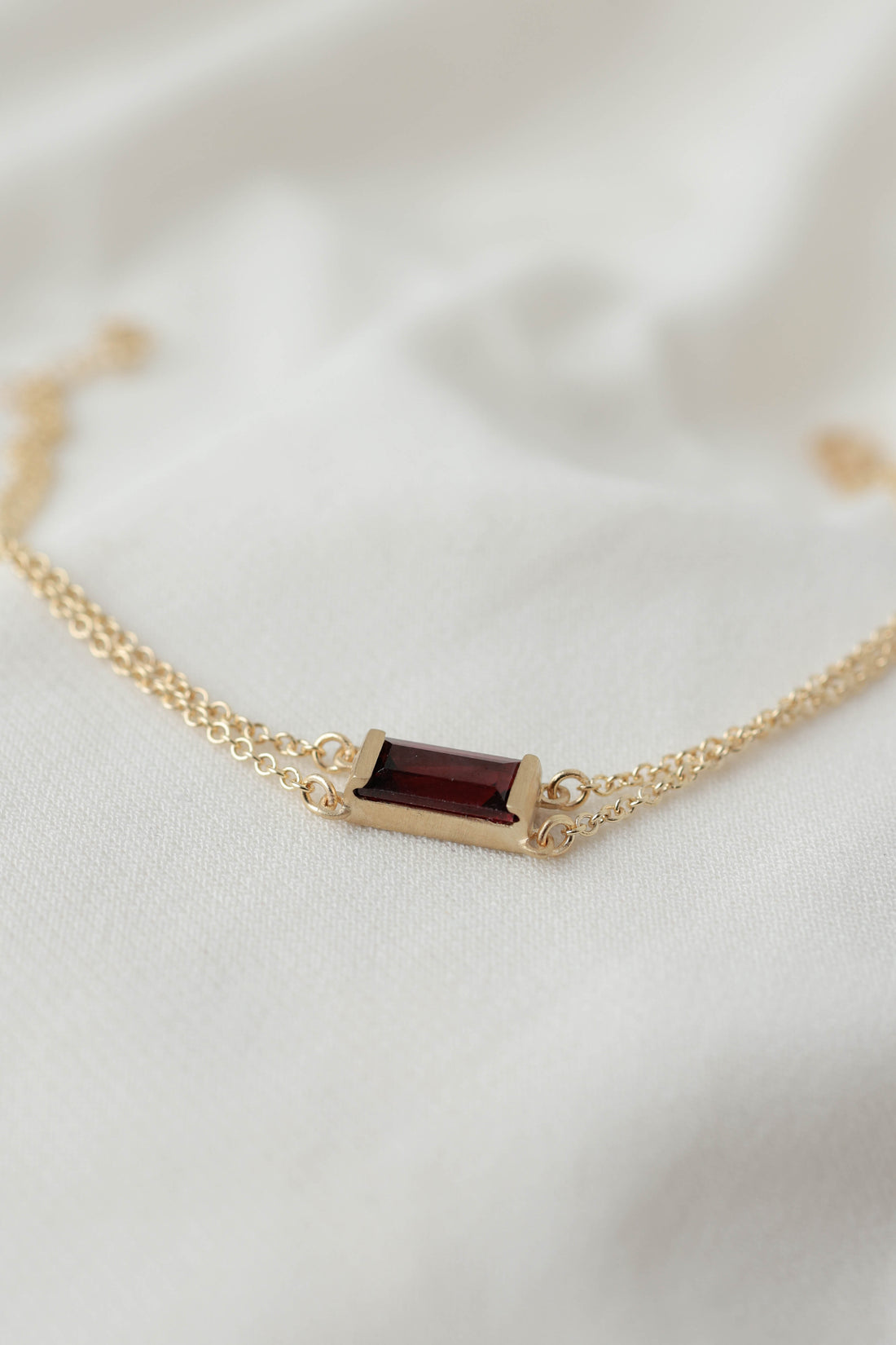 צמיד זהב 14K עם אבן גרנט אדומה בחיתוך מלבני