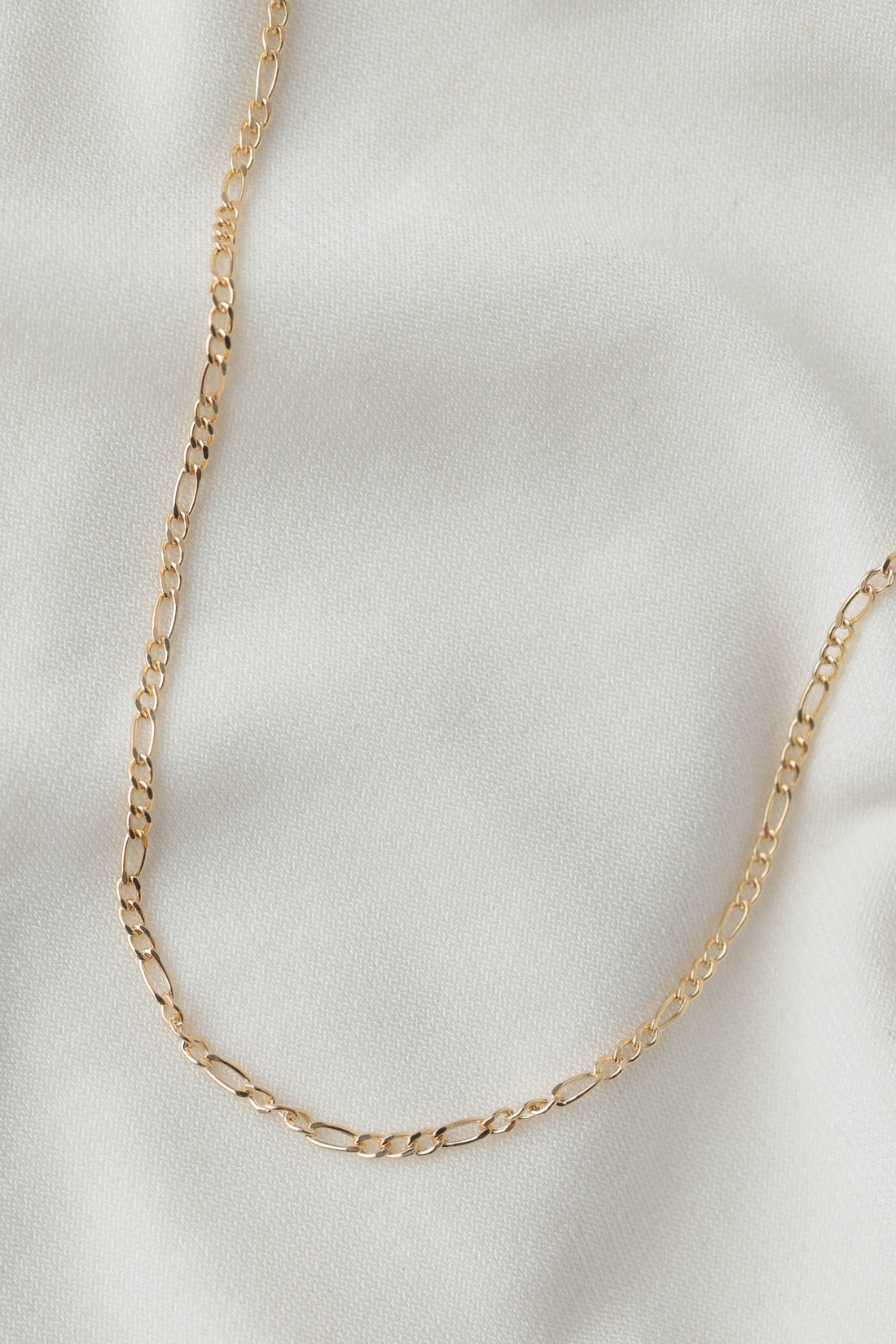 שרשרת זהב 14K עדינה עם חוליות מאורכות, עיצוב מודרני ומינימליסטי