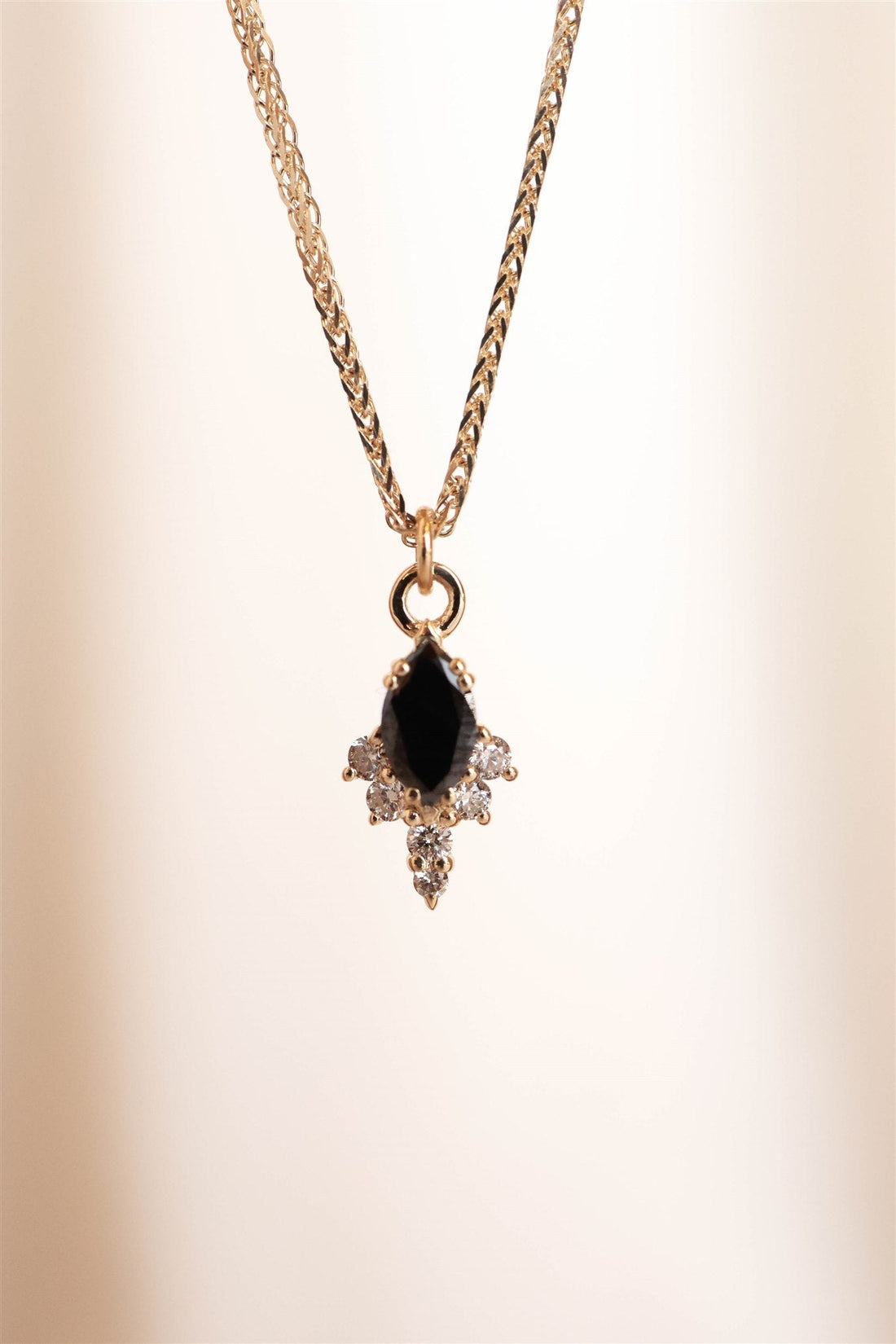 שרשרת זהב 14K עם תליון מרקיזה משובץ ספיר כהה ו־6 יהלומים טבעיים, בעיצוב יוקרתי ומלכותי.