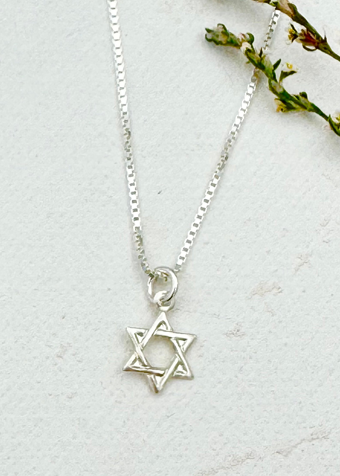 שרשרת עדינה עם תליון מגן דוד, עשויה כסף טהור 925, תכשיט נשי ומלא משמעות, מחברת למקורות ולעם, מושלם ליום-יום או כמתנה עם סיפור אישי.