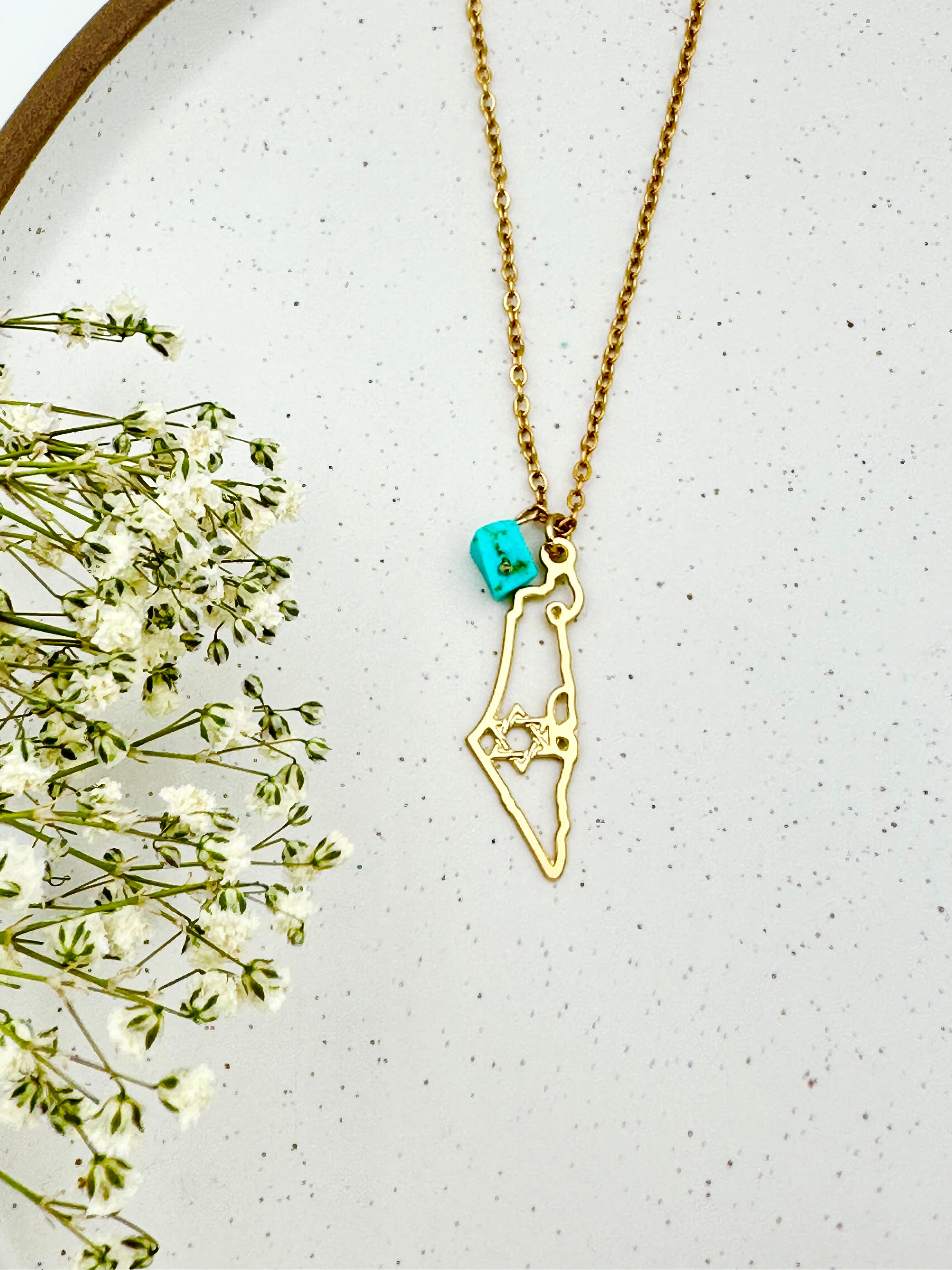 שרשרת עדינה עם תליון ארץ ישראל בציפוי זהב, בתוכה מגן דוד פנימי ואבן טורקיז קטנה, בעיצוב נשי ומלא משמעות